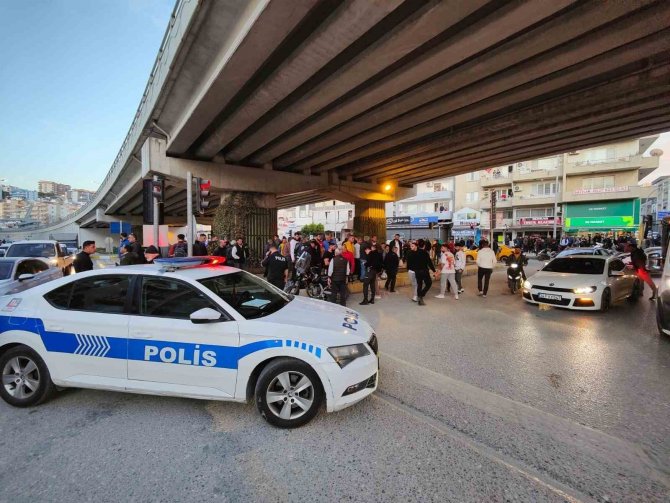 Kuşadası’nda ’Kırmızı Işıkta Geçme’ Kavgasının Yeni Görüntüleri Ortaya Çıktı