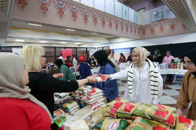 Bağcılarlı Kadınlar, Harçlıklarıyla Depremzedeler İçin Gıda Kolisi Hazırladı