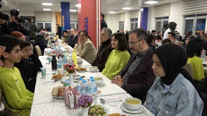Bakan Kasapoğlu Milli Maç Öncesi Depremzedelerle Birlikte İftarını Yaptı