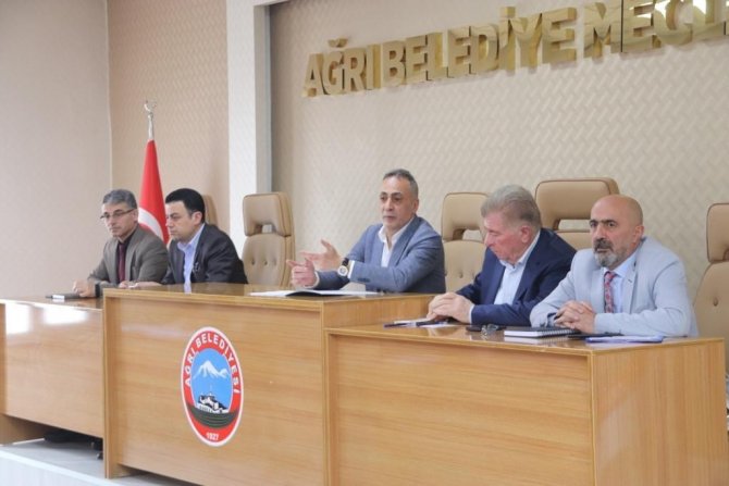 Başkan Karadoğan Belediyede İlk Toplantısını Yaptı