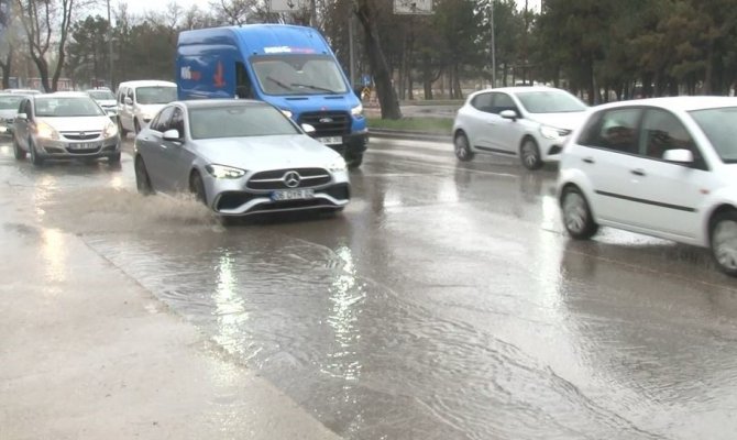 Ankara’da Sağanak Yağış Hayatı Olumsuz Etkiledi