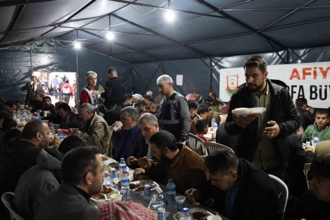 Beyazgül İftar Çadırlarını Ziyaret Ederek Vatandaşlarla İftar Yaptı