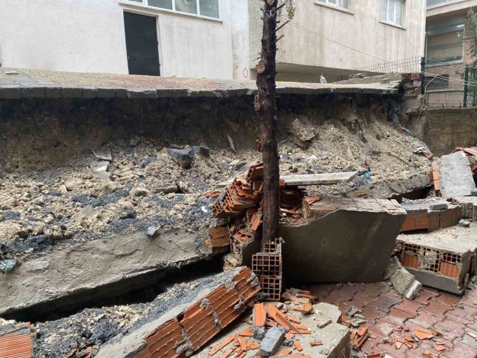 Beylikdüzü’nde Sağanak Yağış Nedeniyle İstinat Duvarı Yıkıldı