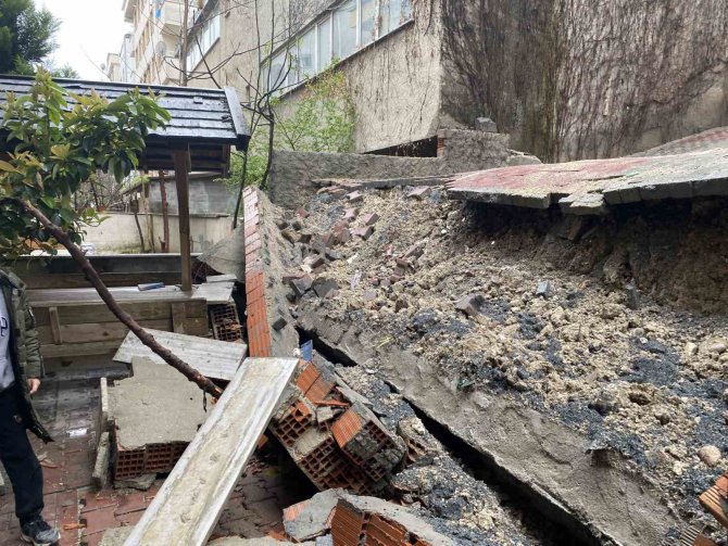 Beylikdüzü’nde Sağanak Yağış Nedeniyle İstinat Duvarı Yıkıldı