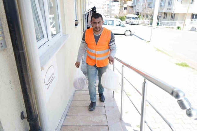İ̇htiyaç Sahiplerine Gıda Kolisi Ve Sıcak Yemek