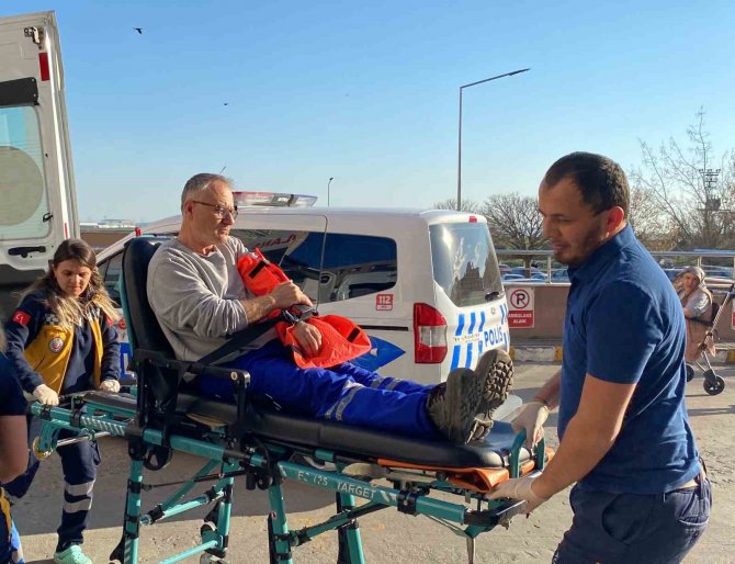 Çöp Kamyonundan Düşen Belediye İşçisi Yaralandı