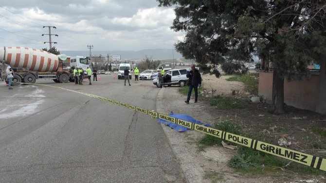 Beton Mikseri Otomobile Çarptı; Anne Öldü, Oğlu Yaralandı