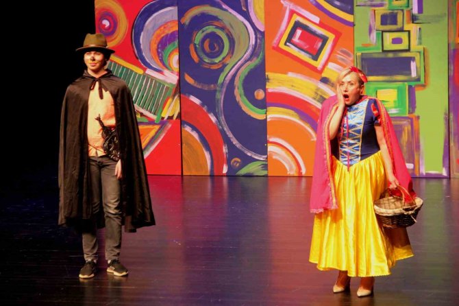 Depremzede Çocuklara Tiyatro Gösterisi