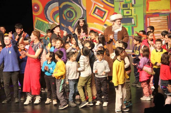 Depremzede Çocuklara Tiyatro Gösterisi