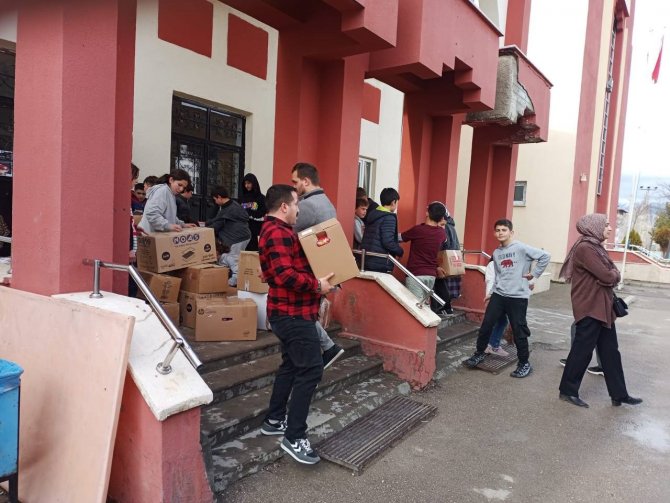 Depremzede Öğrencilere Öğrenci Kardeşlerinden Yardım Eli
