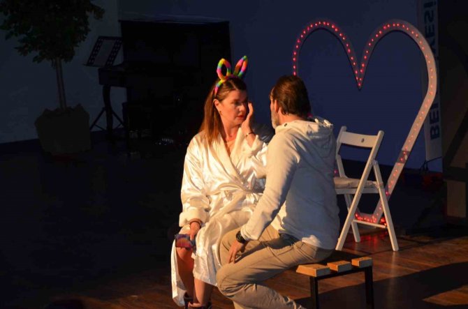 Didim’de ’Dünya Tiyatrolar Günü’ Oyunla Kutlandı