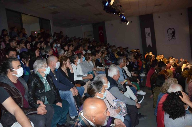 Didim’de ’Dünya Tiyatrolar Günü’ Oyunla Kutlandı