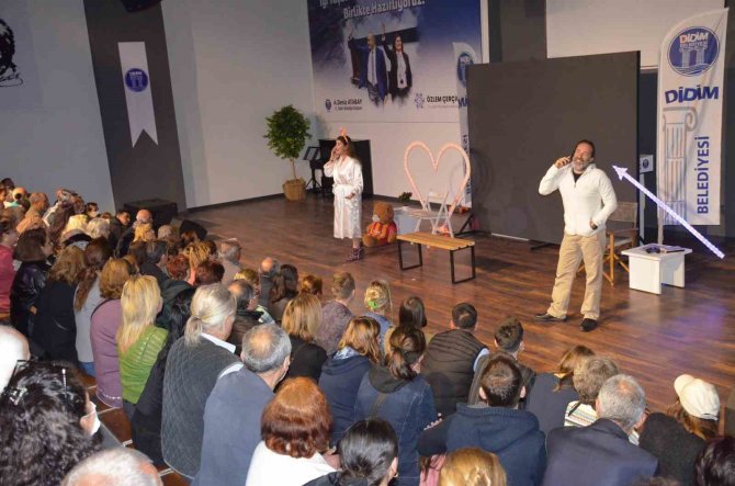 Didim’de ’Dünya Tiyatrolar Günü’ Oyunla Kutlandı