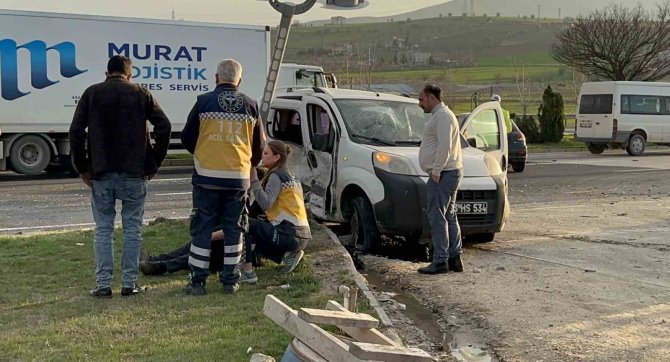 Karşı Şeride Geçen Hafif Ticari Araç, Otomobille Çarpıştı: 3 Yaralı