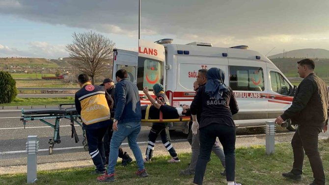 Karşı Şeride Geçen Hafif Ticari Araç, Otomobille Çarpıştı: 3 Yaralı