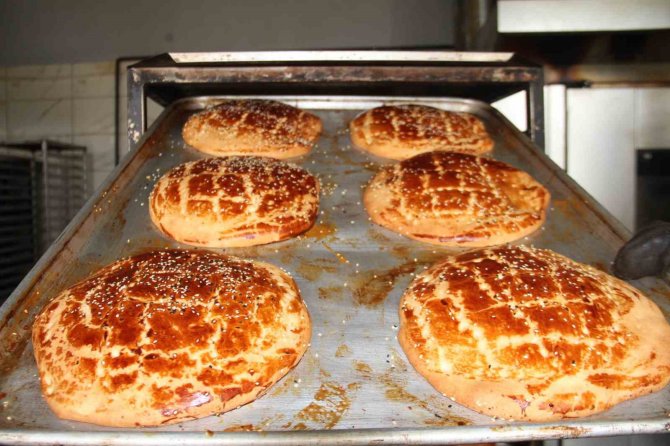 Elazığ’da Ramazan Ayıyla Birlikte ’Nohut Ekmek’ Tezgahtaki Yerini Aldı