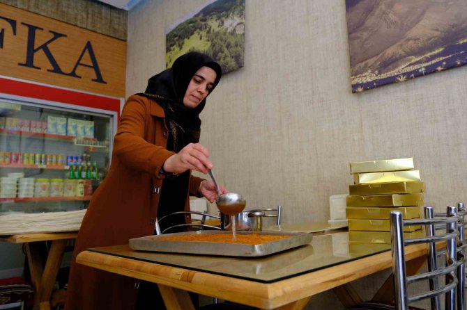 Erzincan’da İftar Sofralarının Vazgeçilmez Lezzeti: “Kesme Kadayıf Tatlısı”