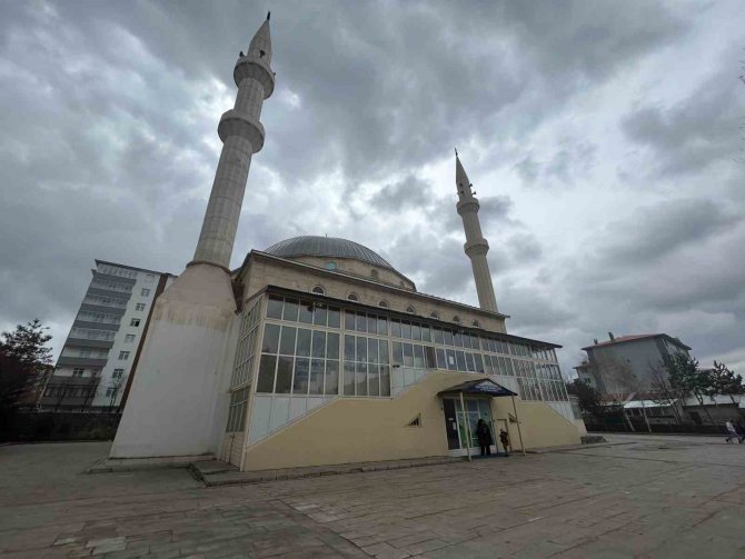 Çocukların Biber Gazlı Oyunu Cami Cemaatini Namazından Etti, İmam Teravih Namazını Tamamlayamadı