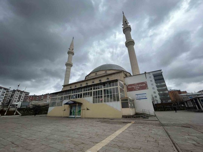 Çocukların Biber Gazlı Oyunu Cami Cemaatini Namazından Etti, İmam Teravih Namazını Tamamlayamadı