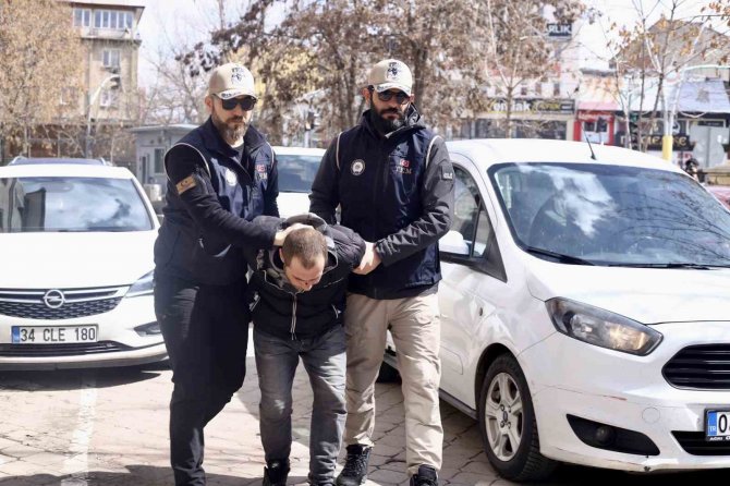 Eylem Yapmak Üzere Türkiye’ye Gelen Ve Yakalanan Terörist Adliyeye Sevk Edildi