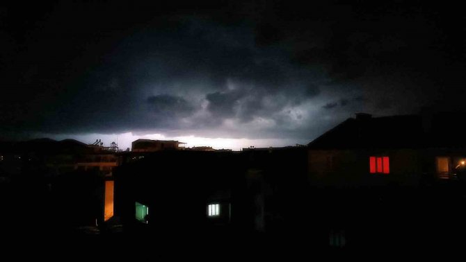 Gece Boyu Çakan Şimşek Gökyüzünü Aydınlattı