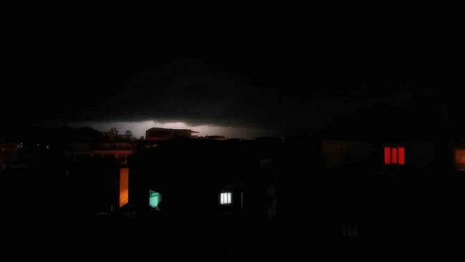 Gece Boyu Çakan Şimşek Gökyüzünü Aydınlattı