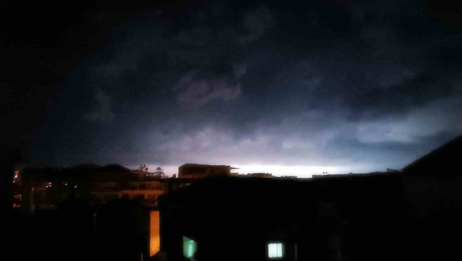 Gece Boyu Çakan Şimşek Gökyüzünü Aydınlattı