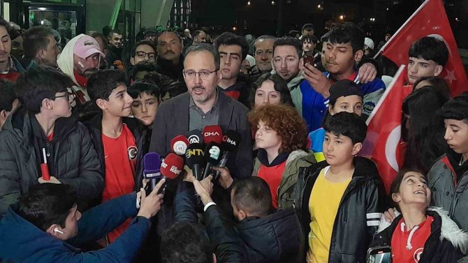 Depremzede Çocuklardan Milli Takıma Destek