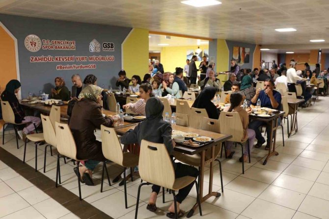 Bebek, Depremzedelerle İftar Yaptı