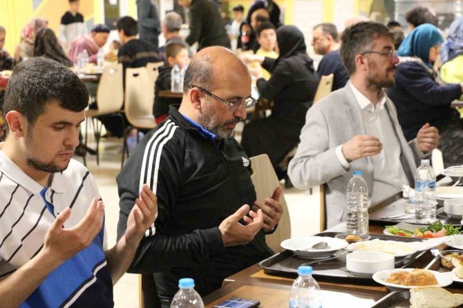 Bebek, Depremzedelerle İftar Yaptı
