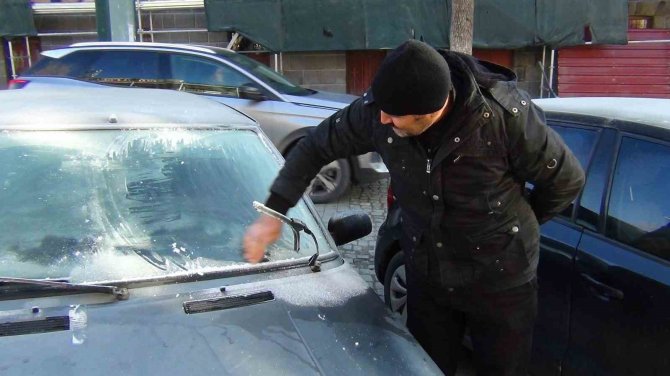 Kars’ta Soğuktan Araçların Camları Dondu