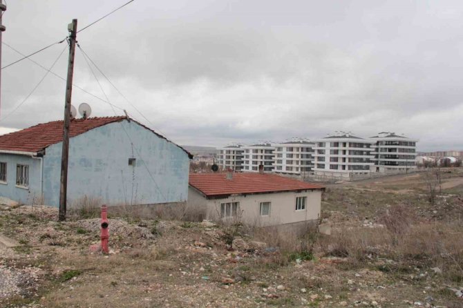 Bir Yanda Milyonluk Evler Diğer Yanda Viraneler