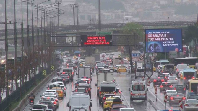 İ̇stanbul’da Yağmurda Trafik Yoğunluğu Yüzde 65’e Ulaştı