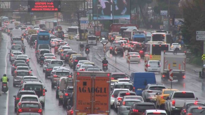 İ̇stanbul’da Yağmurda Trafik Yoğunluğu Yüzde 65’e Ulaştı