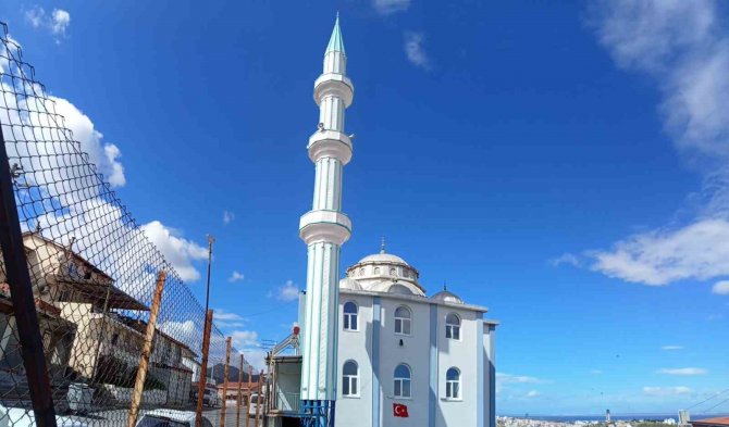 İ̇zmir’de Cami Minaresi Beşik Gibi Sallandı