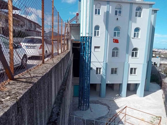 İ̇zmir’de Cami Minaresi Beşik Gibi Sallandı