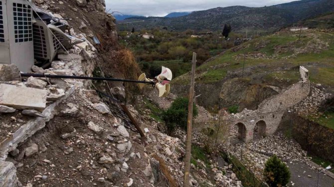 Hatay’ı Vuran Depremde Bayezid-i Bistami Türbesi De Büyük Zarar Gördü