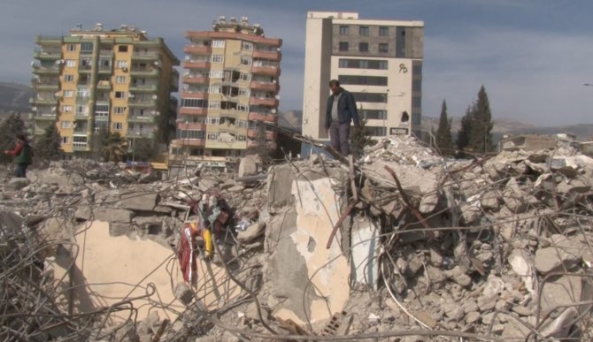 Depremzede O Anları Anlattı: Ailece Aşağı İndiler, 5 Dakika Sonra Bina Çöktü