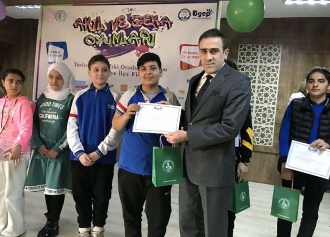 Burhaniye’de Akıl Ve Zeka Oyunları Yarışması Ödül Töreni