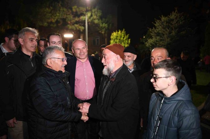 Büyükkılıç, Teravih Sonrası Gençlerle Ve Vatandaşlarla Buluştu