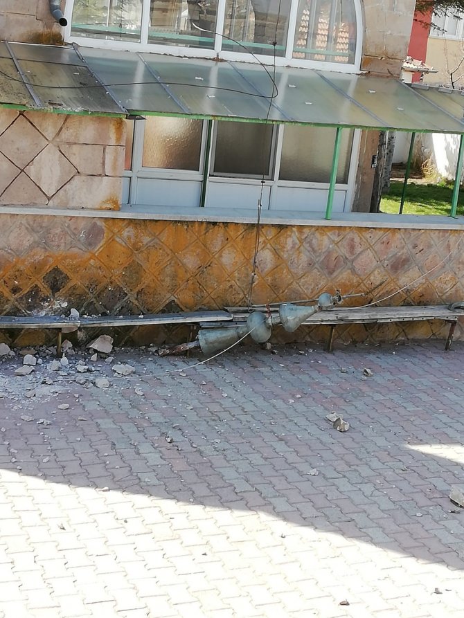 Tomarza’da Aşırı Rüzgar Cami Şerefesini Düşürdü