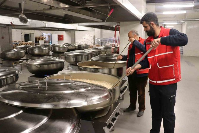 Kızılay Malatya’da Günlük 340 Bin Yemek Dağıtımı Yapıyor