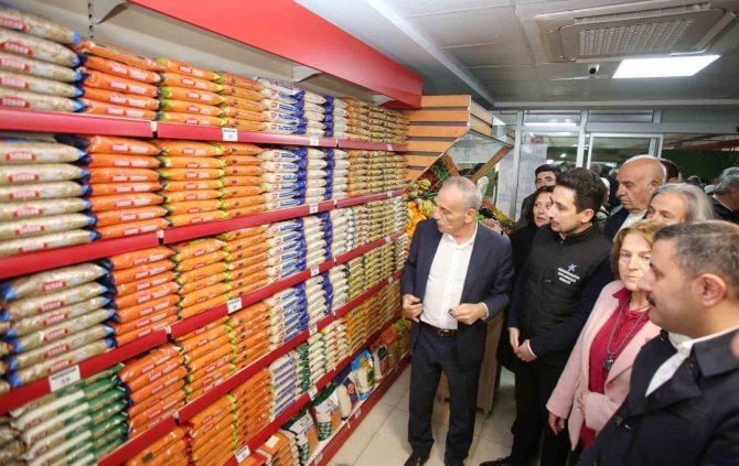 Küçükçekmece Belediyesi İhtiyaç Sahibi Vatandaşların Faydalanabileceği "Sosyal Market"in Açılışını Yaptı