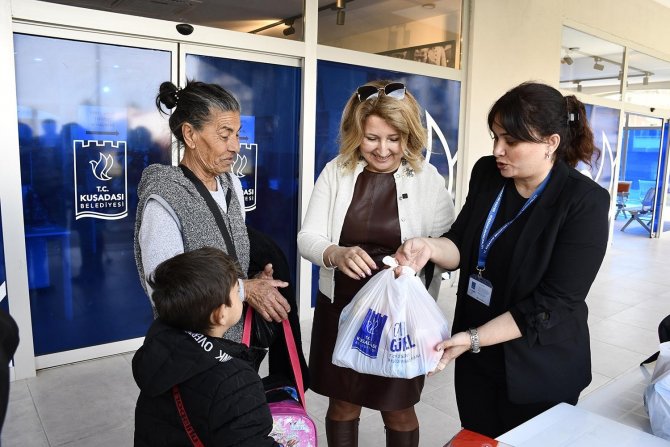 Çocukların Beslenme Çantalarını Kuşadası Belediyesi Dolduruyor