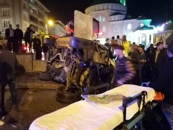 Porsche Marka Lüks Araç Kaldırıma Çarparak Yan Yattı: 1 Yaralı