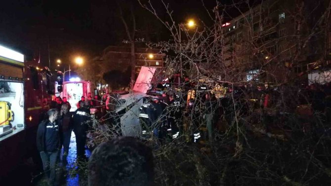 Porsche Marka Lüks Araç Kaldırıma Çarparak Yan Yattı: 1 Yaralı