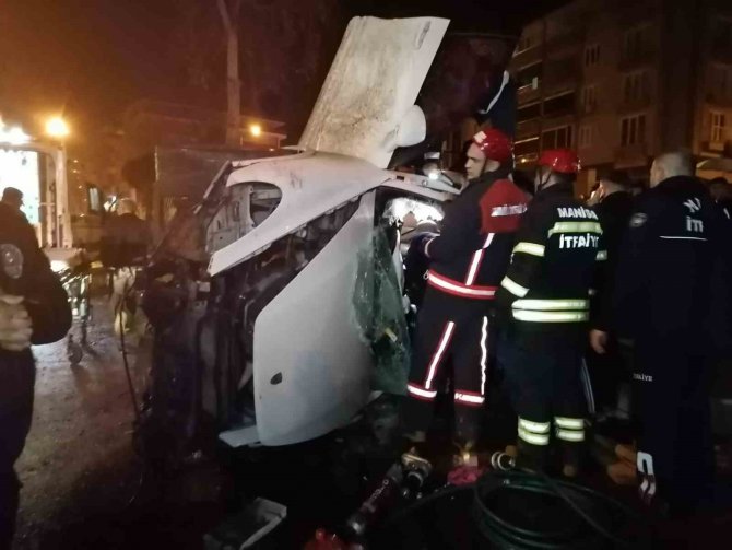 Porsche Marka Lüks Araç Kaldırıma Çarparak Yan Yattı: 1 Yaralı