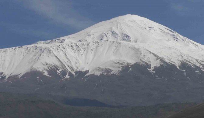 Mart Ayında Ağrı Dağı’na Kar Yağdı