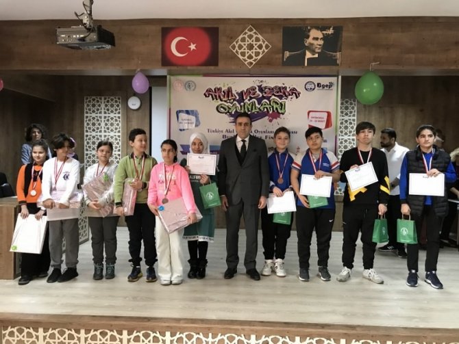 Burhaniye’de Akıl Ve Zeka Oyunları Yarışması Ödül Töreni