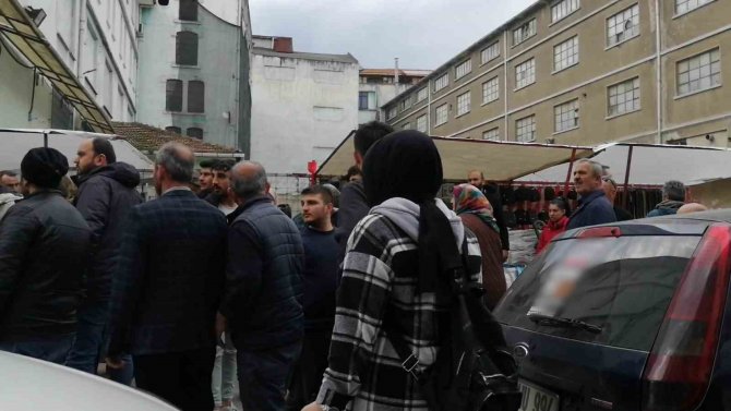 Çocukları Ağlayınca Meydan Dayağı Yemekten Kurtuldu